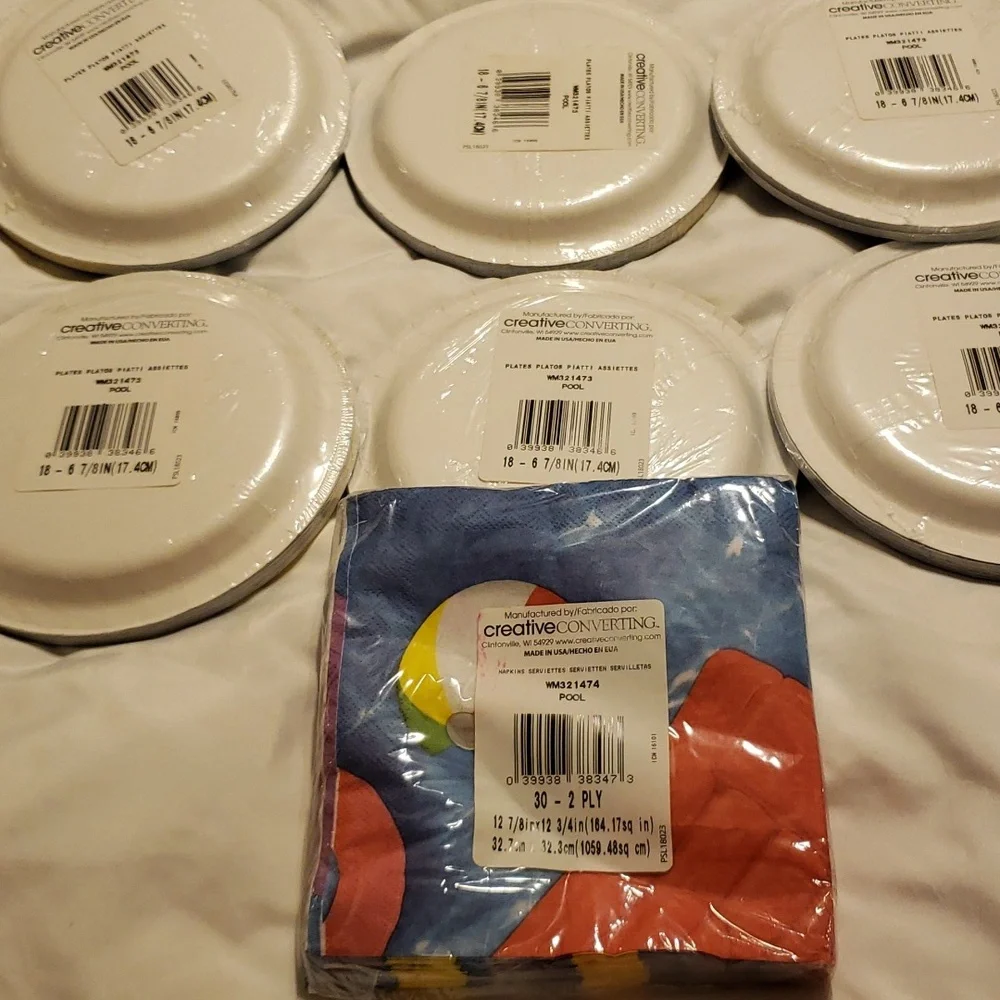Nwt Pool party desert plates and napkins